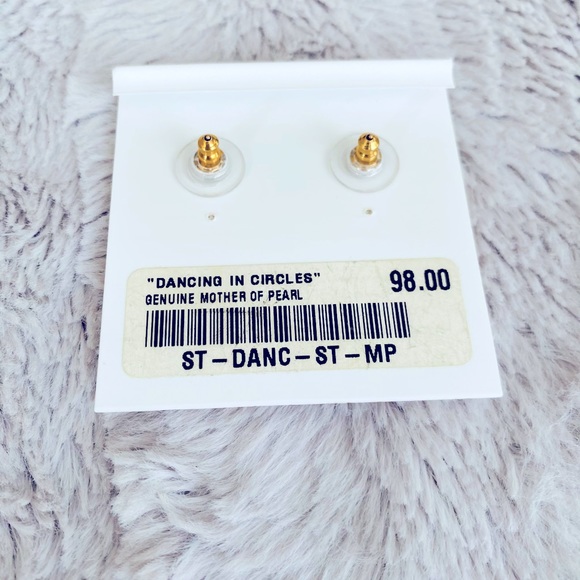 Fifth Avenue Collection Mother of Pearl Earrings - Picture 4 of 5